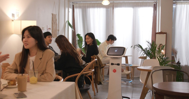 mrc_sauter's tweet photo. Working together with Hyundai Robotics, @VodafoneBiz is hoping to plug the employment gap with autonomous service robots. Read the full story here: #5G #robotics #innovation #hospitality https://t.co/ta0VVXREOU https://t.co/2r4AneejeU