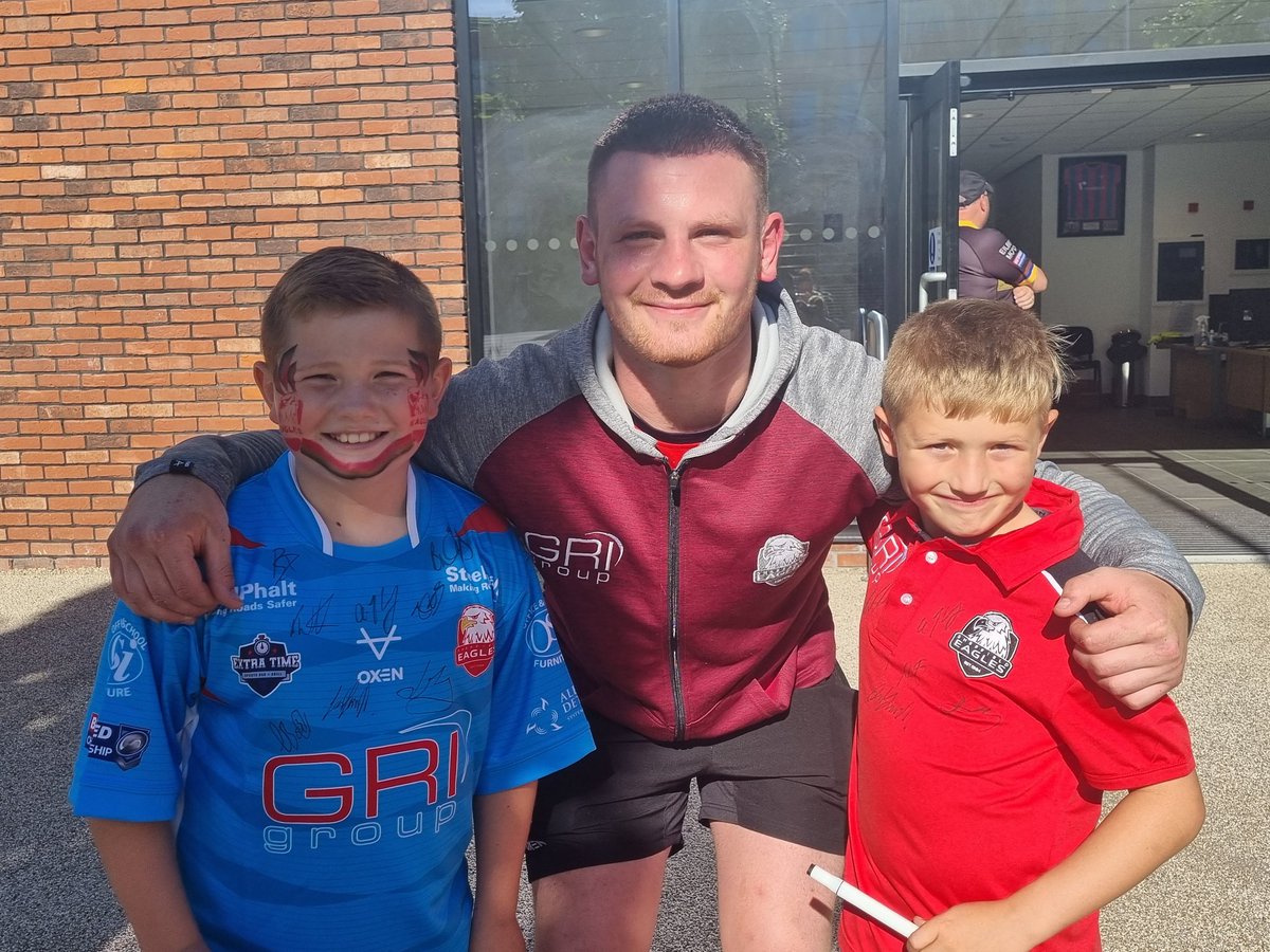 A massive thank you to <a href="/brandondouglas3/">Brandon Douglas</a> <a href="/SheffieldEagles/">Sheffield Eagles</a> for always taking time out to talk to my boy. He was over the moon to get his new shirt signed yesterday and a win to top the day off 🏈🦅