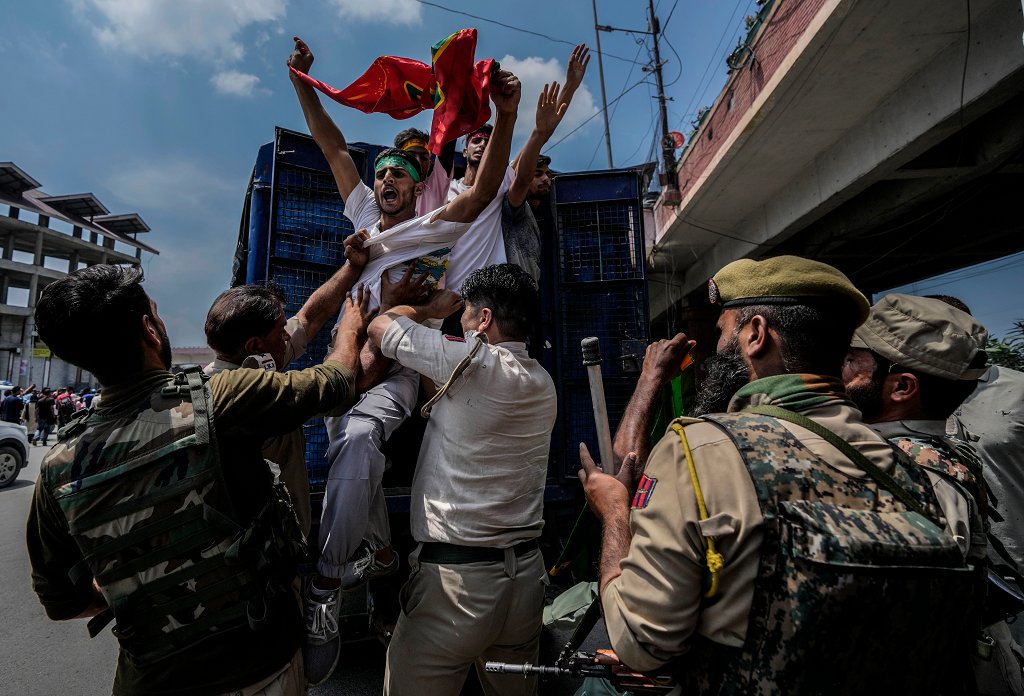 AJEnglish's tweet photo. Indian police detain dozens of people in Indian-administered Kashmir who attempted to participate in processions marking the Muslim month of Muharram ⤵️

— in pictures https://t.co/l4jGZWrAXA https://t.co/RqK4SxfURw
