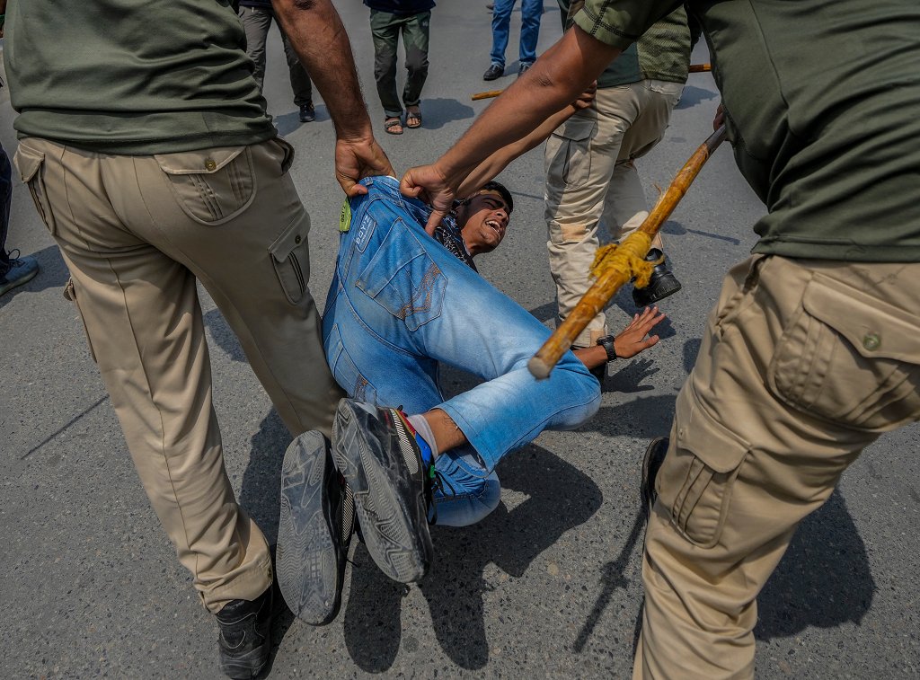 AJEnglish's tweet photo. Indian police detain dozens of people in Indian-administered Kashmir who attempted to participate in processions marking the Muslim month of Muharram ⤵️

— in pictures https://t.co/l4jGZWrAXA https://t.co/RqK4SxfURw