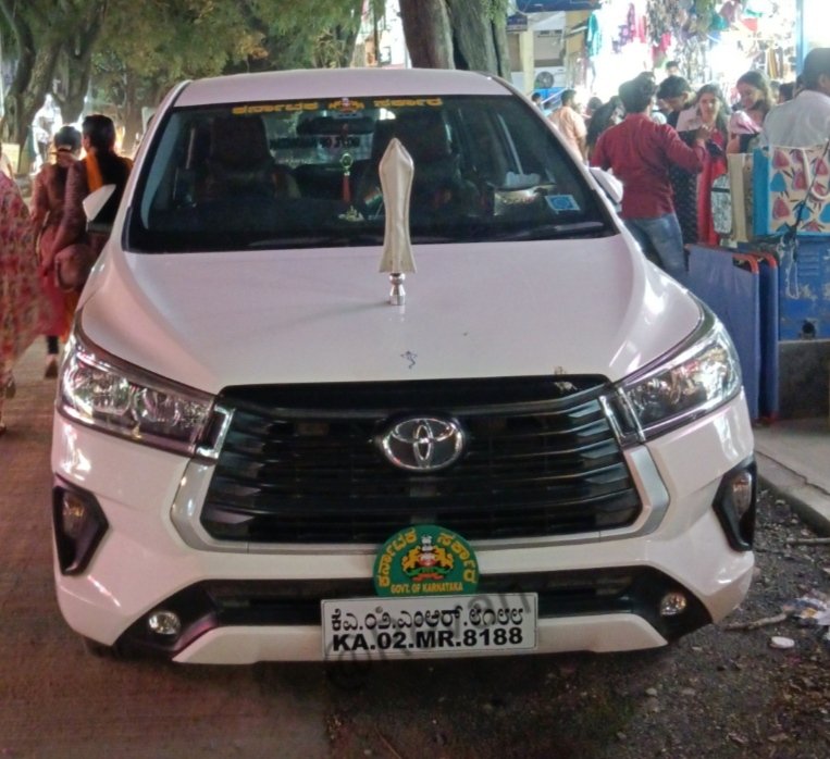 revan_siddappa's tweet photo. This is the 3rd time I am trying about this particular vehicle ka02mr8188 which owes 17.5 k as fine, belongs to KUDC Govt of Karnataka. The office of KUDC is very near to @highgroundtrfps (ಕೂಗಳತೆ ದೂರ) but no action taken place till today @blrcitytraffic @DCPTrEastBCP https://t.co/ZeMaekjoHD