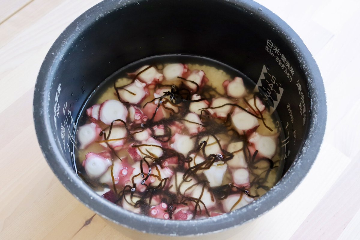塩こんぶとたこの炊き込みご飯最高🐙❗️

炊けた後に刻んだ「岩下の新生姜」を混ぜてるんだけど、シャキシャキ食感+ピリ辛+さっぱりが加わって……ンまい〜ッ😭✨ 