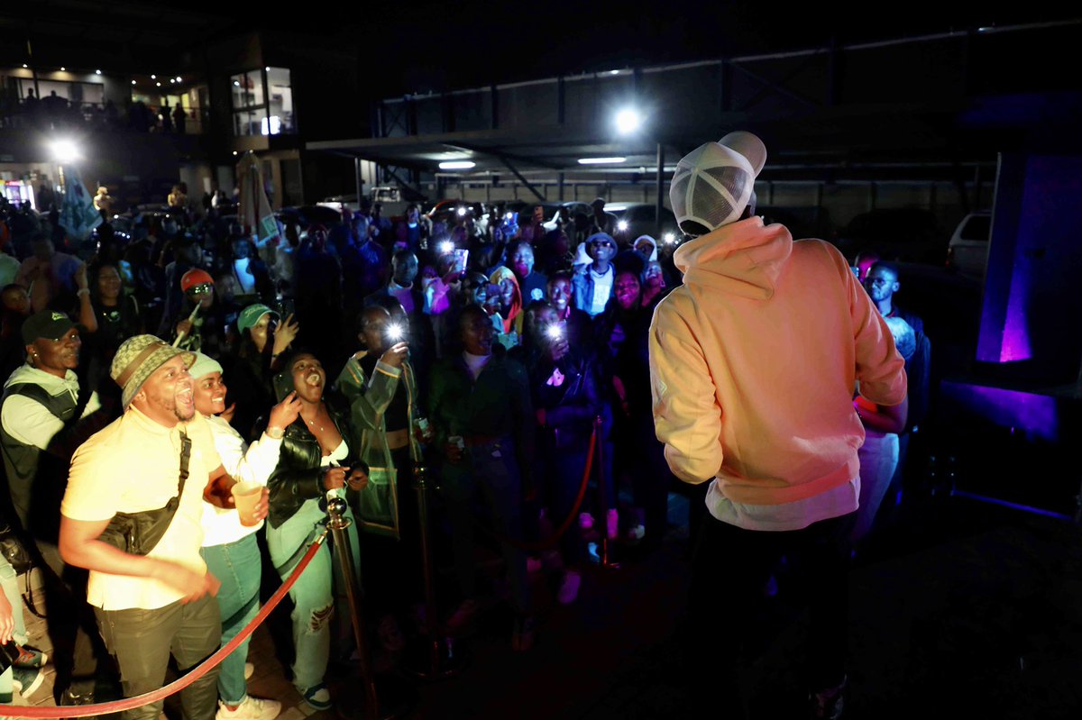 Roboto x3 tweet media