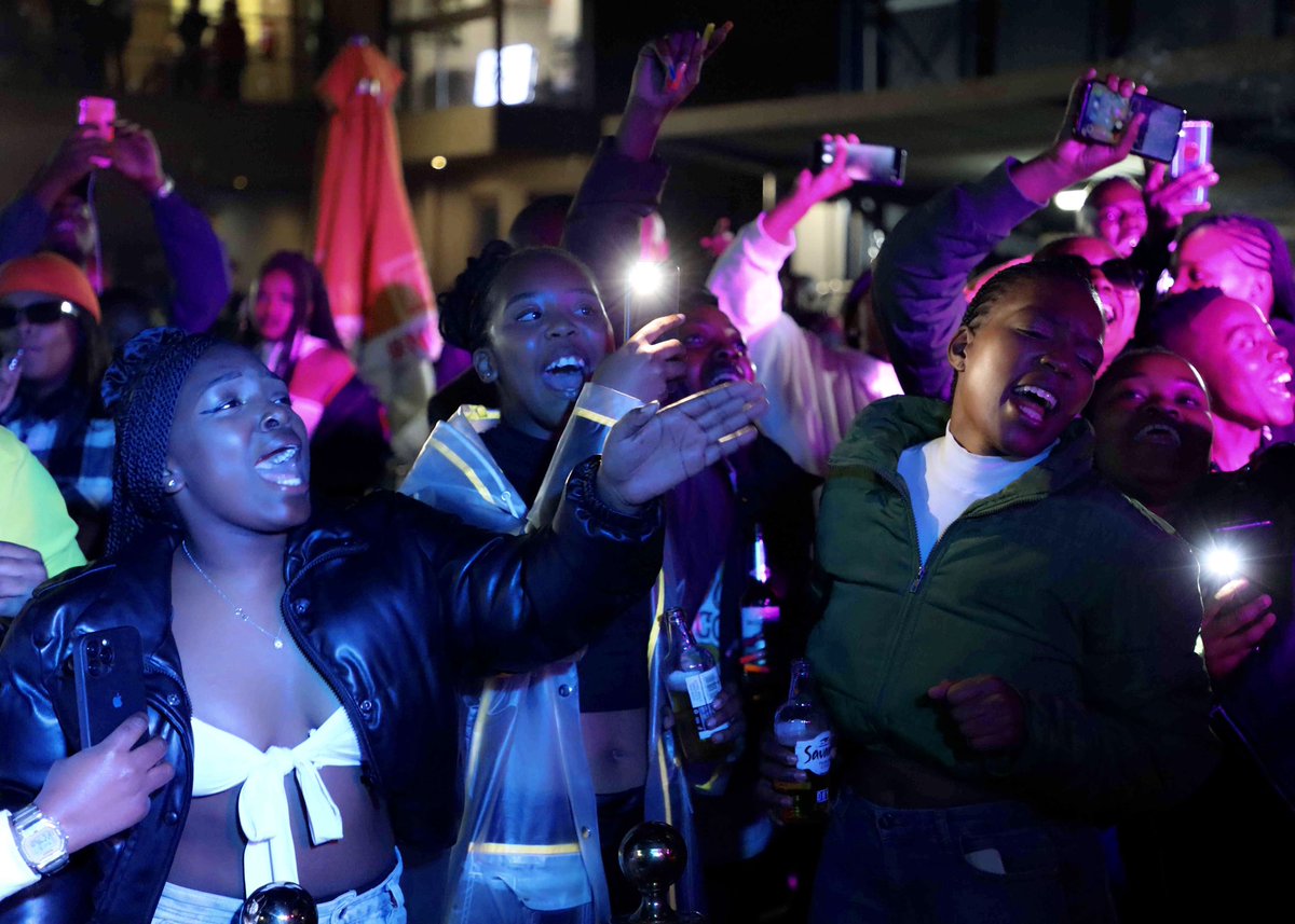 Roboto x3 tweet media