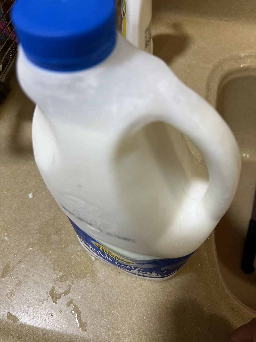 shaeng5666's tweet photo. @NadaDairy السلام عليكم ورحمة الله وبركاته البارح قمت بشراء حليب كامل الدسم 1.7 وتفاجئت بأنه ثقيل جدًا مثل الزباده لاتستطع سكب الحليب  رغم صلاحيته الي 14/1/144 هذا هذا الامر طبيعي   مرفق لكم الصور https://t.co/FzkVyz50PC