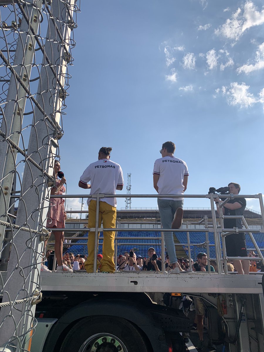 sevinalikesf1's tweet photo. THURSDAY: Team track interviews. Seb Vettel perched precariously on the side of the railings as he’s interviewed hours after his retirement announcement. @LewisHamilton looking incredibly fly and @GeorgeRussell63 with the sick skinny jeans. Mick and Kevin in full uniform. https://t.co/94rrtWUddZ