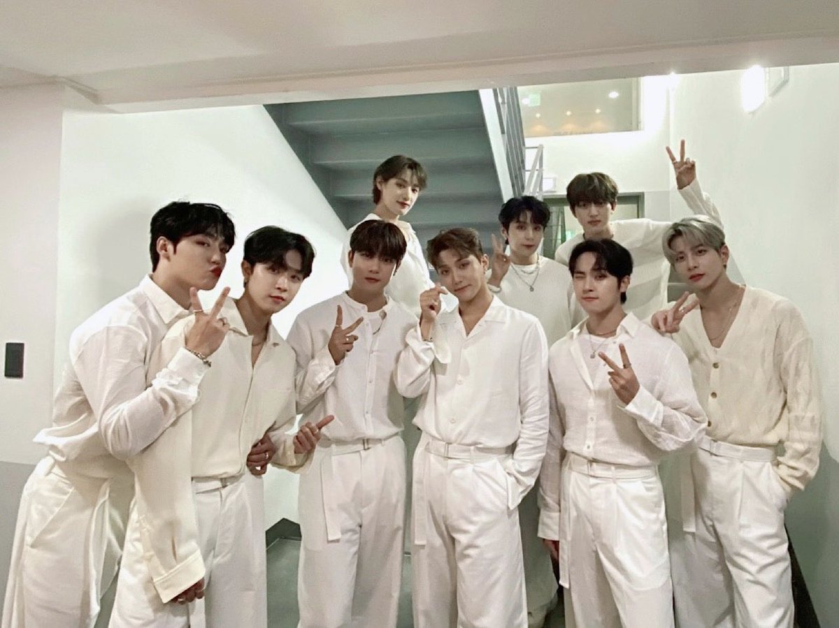 GoldenChild's tweet photo. [📸] 220808 ＜ Golden Child Comeback Showcase [AURA] >

골차 &amp; 니스🎶 gotta replay🎵
약 10개월 만에 돌아온 짱골차의 짱플레이!
우리 이번 여름 뜨겁게 달려봐요🔥🔥❣️

#GoldenChild #골든차일드
#AURA #아우라 #Replay #리플레이     #GoldenChild_AURA #GoldenChild_Replay https://t.co/pVdISGpOCi