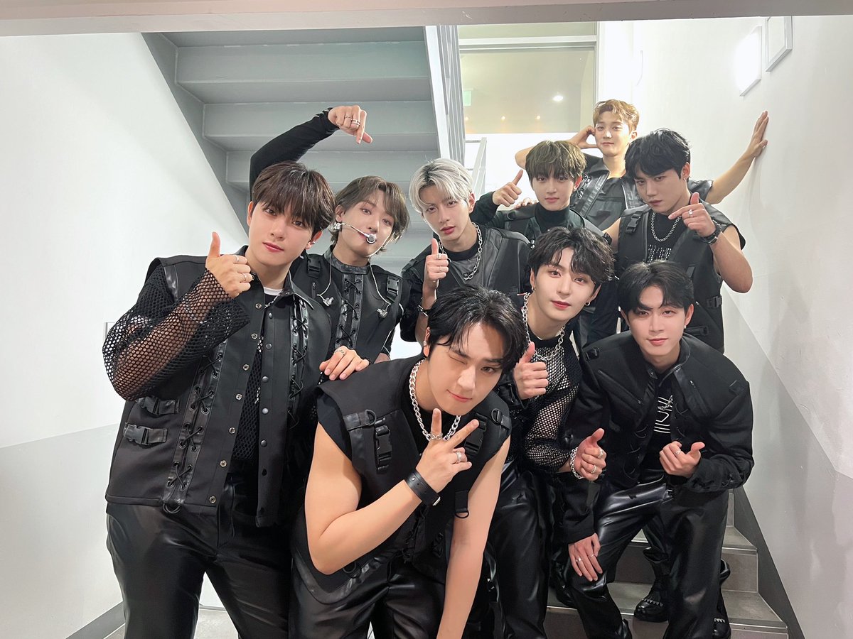 GoldenChild's tweet photo. [📸] 220808 ＜ Golden Child Comeback Showcase [AURA] >

골차 &amp; 니스🎶 gotta replay🎵
약 10개월 만에 돌아온 짱골차의 짱플레이!
우리 이번 여름 뜨겁게 달려봐요🔥🔥❣️

#GoldenChild #골든차일드
#AURA #아우라 #Replay #리플레이     #GoldenChild_AURA #GoldenChild_Replay https://t.co/pVdISGpOCi