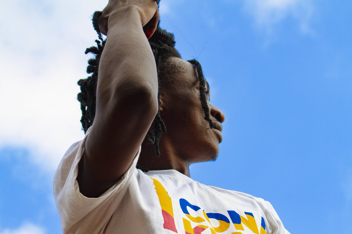 Guinea_Gift's tweet photo. Quelqu'un nous disait un jour, qu'être guinéen ou guinéenne est un état d'esprit à mettre au service de la bonne humeur à propager.

Notre mission 🇬🇳: redorer ce sentiment et s'y accrocher
SHOP ici 🛒 ton tee-shirt 👚: https://t.co/9RbD599UxE

Modèle 📸 @GoumouGraphics
#kibaro https://t.co/uAq8m6Ftxx
