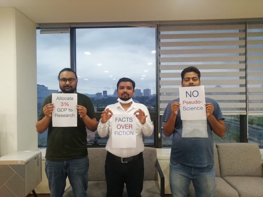 IndiaImfs's tweet photo. Indian scholars in IBS, Daejeon, South Korea, stand in solidarity with India March for Science 2022.

#MarchForScience2022
#IndiaMarchForScience2022
#IMFS2022
#IndiaMarchForScienceAbroad2022
#IMFSAbroad2022
#IMFSA2022
@marchforscience
@ScienceChapter 
@Bssallindia https://t.co/77jyLrKv6m