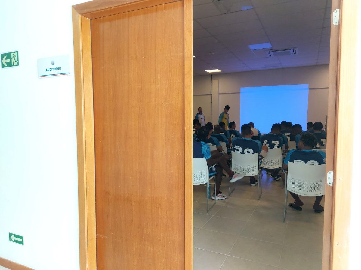 ecbahia's tweet photo. ☀️ Dia começou com vídeo no auditório para os atletas. Enquanto isso, restante da comissão técnica prepara o campo pro último trabalho antes da viagem. #BBMP https://t.co/n5gBYkR2xA