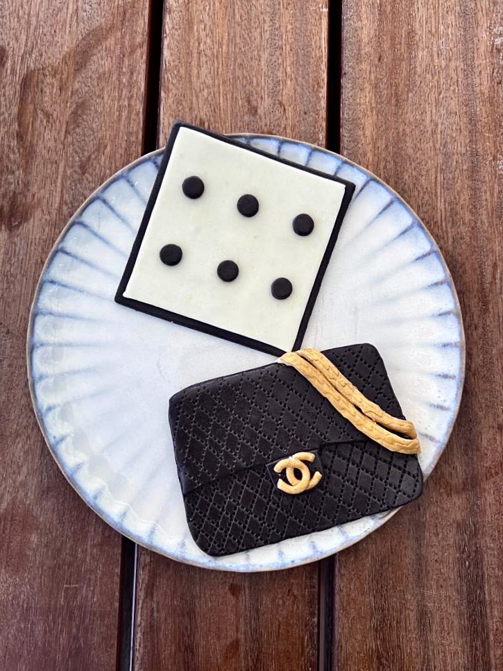 herageofficial's tweet photo. Monday Cravings: start your week with your favorite items found at https://t.co/mwrVxYzYsE ✨
.
.
.
#herager #prelovedfashion #luxuryresale #luxuryfashion #recommerce #ecommerce #NFT #fashionNFT #vintageluxury #vintage #preloved #secondhand https://t.co/wRy4nbkXoh