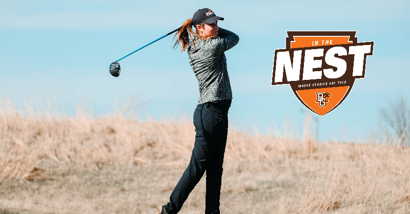 BGSU_Athletics's tweet photo. 𝙄𝙣 𝙏𝙝𝙚 𝙉𝙚𝙨𝙩: MacKenzie Moore won the Dolores Black Falcon Invitational this past season as a freshman, pacing @BGWomensGolf to the team title as well!

#AyZiggy🟠🟤

MORE ⬇️