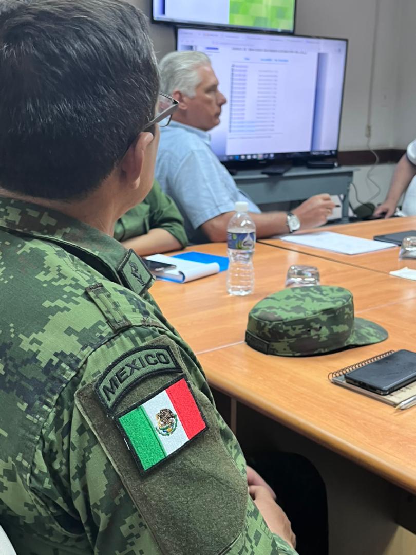 PresidenciaCuba's tweet photo. 🚨🚨

En este minuto el presidente @DiazCanelB está reunido en el Puesto de Mando con los equipos de #México y #Venezuela, que ayudan a #Cuba en este difícil momento. Se valoran estrategias tácticas de enfrentamiento al siniestro en el terreno. 

#FuerzaMatanzas 
#CubaEsMatanzas https://t.co/tIkumr9FZr