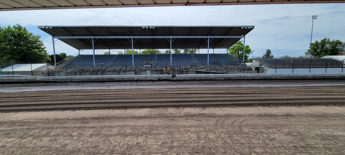 bryanhulbert's tweet photo. Greetings from Southern Iowa Speedway and the 27th annual @SageFruit Front Row Challenge. #FRC27 https://t.co/y26gVbtsur