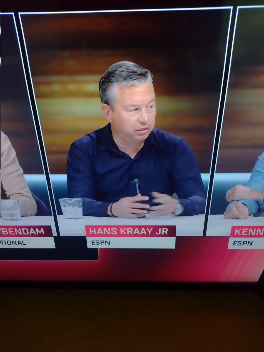 chrisverhoef4's tweet photo. @Dickvoormekaar2 @Mkrabby @VanEgmond1968 @Persie_Official Is het vanavond weer dolleduikavond? https://t.co/8qJyLbg7DI