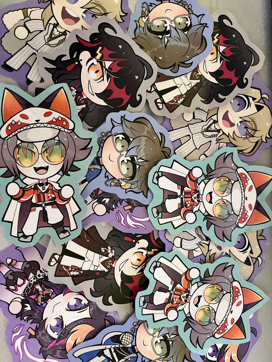 ⭒ SH✦P N✦W ✦PEN ⭒
HoloMyth &Friends shirts stock, LUXIEM cat buttons, prints, mousey & Nyanners sticker and more available !
☆ Link below and bio ☆