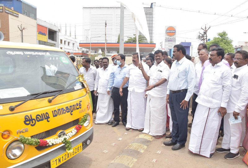 KN_NEHRU's tweet photo. இந்நிலையில் ஆவடி மாநகராட்சி அலுவலகத்தில் நடந்த நிகழ்ச்சியின்போது கொள்முதல் செய்யப்பட்ட 33வாகனங்களின் பயன்பாட்டை இன்று கொடியசைத்து தொடங்கிவைத்தேன். அப்போது மாண்புமிகு அமைச்சர் சா.மு.நாசர், சட்டமன்ற உறுப்பினர் ஆ.கிருஷ்ணசாமி, மேயர் உதயகுமார், து.மேயர் சூர்யகுமார் உடனிருந்தனர்.
(2/2) https://t.co/2Ix1mrBDas