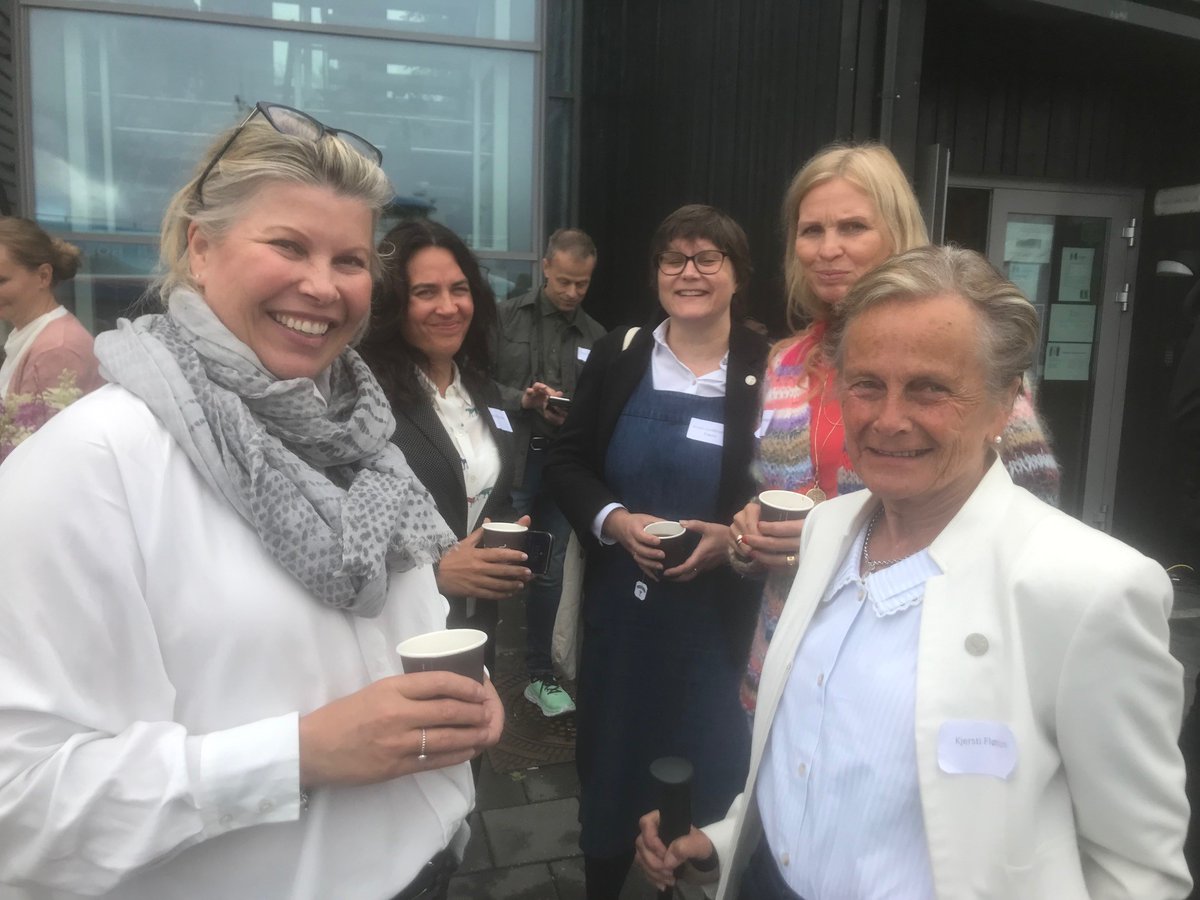 Engasjert mingling på #Rosendalsveko rundt klima, energi, næringsutvikling og bærekraft. <a href="/KikkiKleiven/">Kikki Flesche Kleiven 🇺🇦</a> <a href="/FGudbrandsen/">Frøy Gudbrandsen</a> <a href="/EnergiKristin/">Kristin Guldbrandsen Frøysa</a> @MariaHelsengreen <a href="/UiB/">Universitetet i Bergen</a> <a href="/BjerknesBCCR/">Bjerknessenteret</a> <a href="/btno/">Bergens Tidende</a> <a href="/EnergyUiB/">UiB Climate and Energy</a>