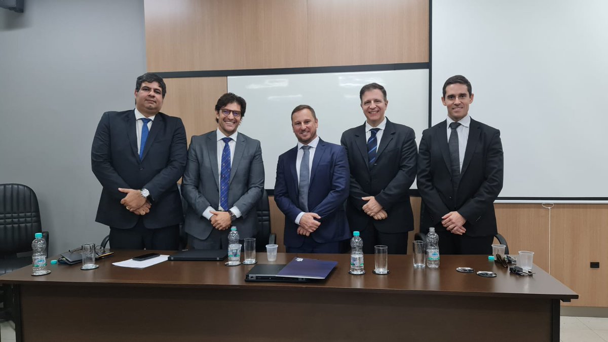 Banca de defesa de <a href="/rafaelcalhau/">Rafael Calhau</a> nesta sexta-feira (05/08), sob minha orientação, na <a href="/direitofdv/">Direito FDV</a>.

Parabéns ao novo mestre pela importante conquista e excelente trabalho!

Grato aos profs. <a href="/BedeJrpapao/">Americo Bedê Junior</a>, <a href="/HermesZanetiJr/">Hermes Zaneti Junior</a> e Alexandre Coura pela contribuição e participação na banca.