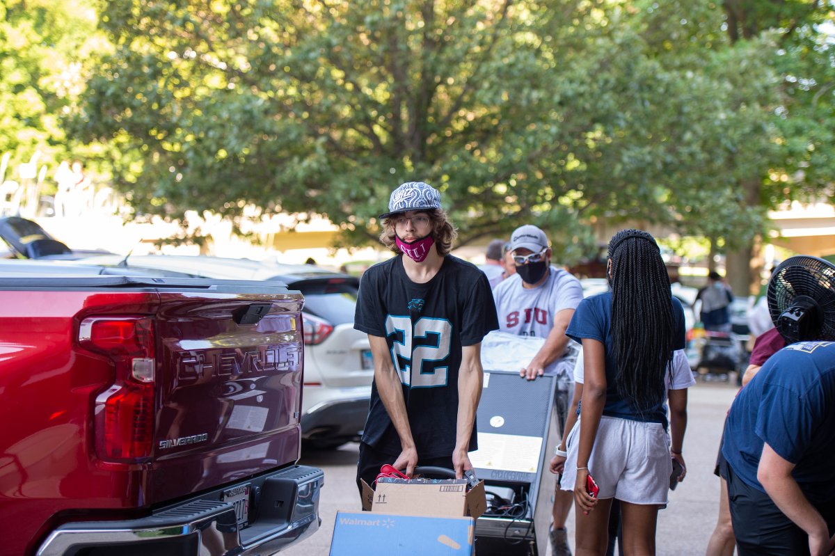 🚙 Are you planning on helping a Saluki move in tomorrow or Friday? Check this link for some helpful tips about parking and lodging if you plan to stick around to help them settle in. 
housing.siu.edu/move-in/res-ha…