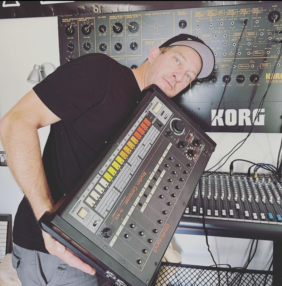 ASUKLTD's tweet image. Happy 808 Day! 🔴🟠🟡⚪
.
.
#rolandtr808 #808day #analogsynths #drummachine #analogdrummachine #roland808 #analoguesolutions #tr808 #classic808 #808kick #vintagesynths #studiolife #vintagesynthesizer #vintagesynth #korgms20