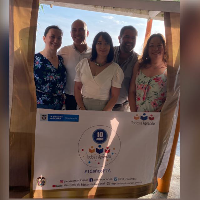 bonnylucia5's tweet photo. Bienvenido @agaviriau #PTAsaludaAlMinistroAGaviria #PTAterritorioDeCambioPazyVerdad  @PTA_Colombia  @Mineducacion. Los formadores de Antioquia le desemos una excelente gestión. https://t.co/dBHJblmba3