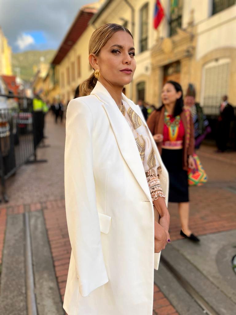 AdrianaLucia's tweet photo. Mi vestido fue diseñado por la casa de modas “Amelie”. Es en seda y el print es un homenaje a la orfebrería zenú. El fajón y el ruedo son pintas usadas en el sombrero vueltiao.
Mis joyas Faoba: remolinos de agua , que se forman en las rocas de los ríos a su paso. https://t.co/aYXkHl69UI