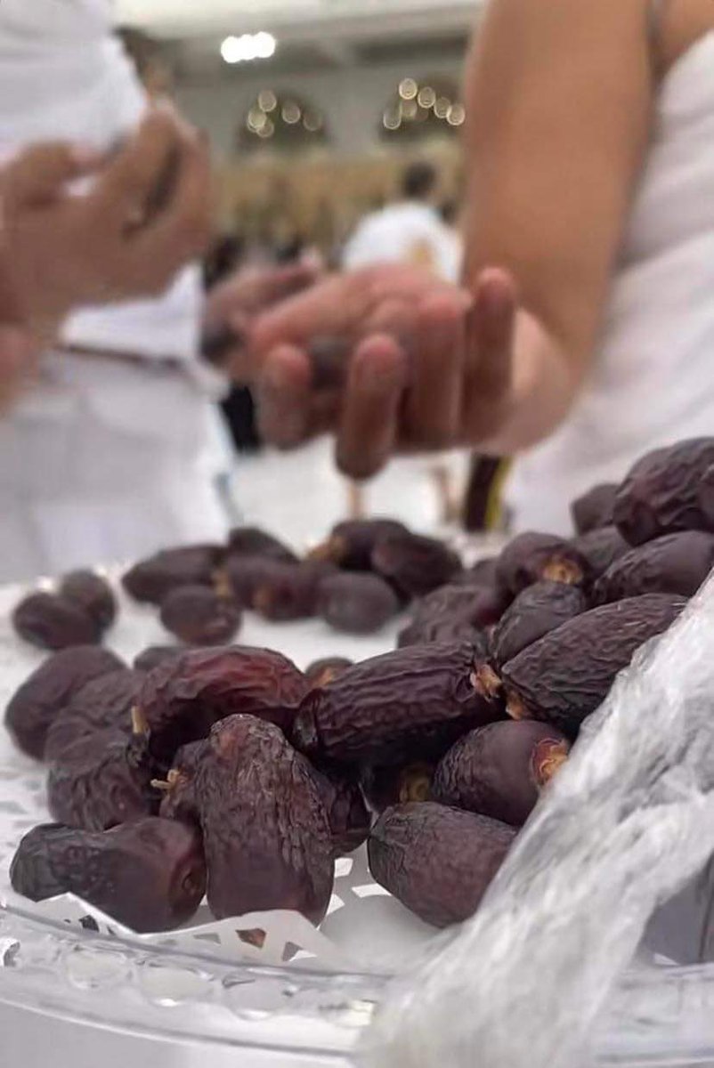 insharifain's tweet photo. Iftar in the Two Holy Mosques today on #Ashura https://t.co/4g6goerWDX
