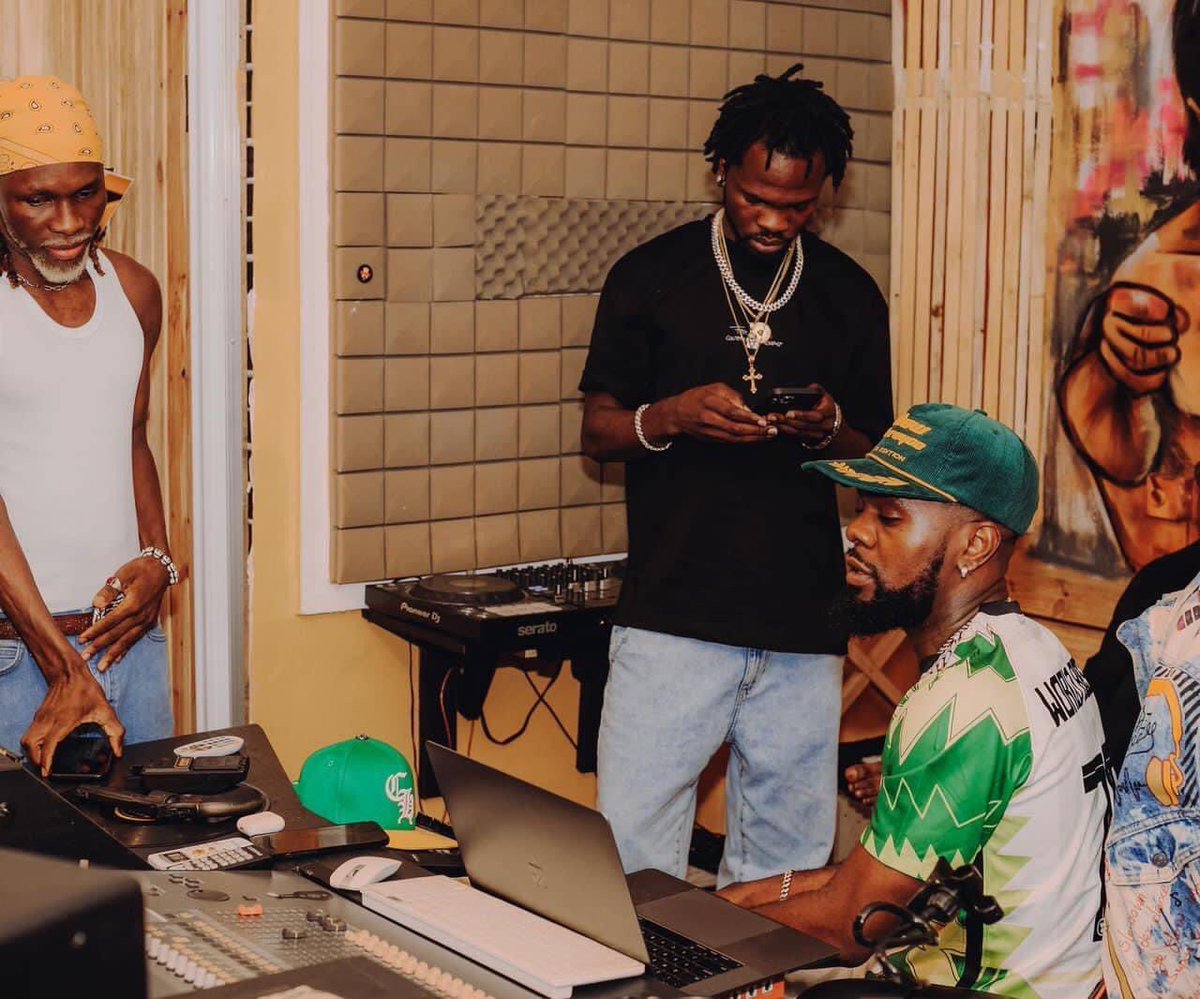 the233vibes's tweet photo. Something is cooking 🎼 
@Fameye &amp; @patorankingfire 🎤❤️
#music https://t.co/1jC1cq9rvL