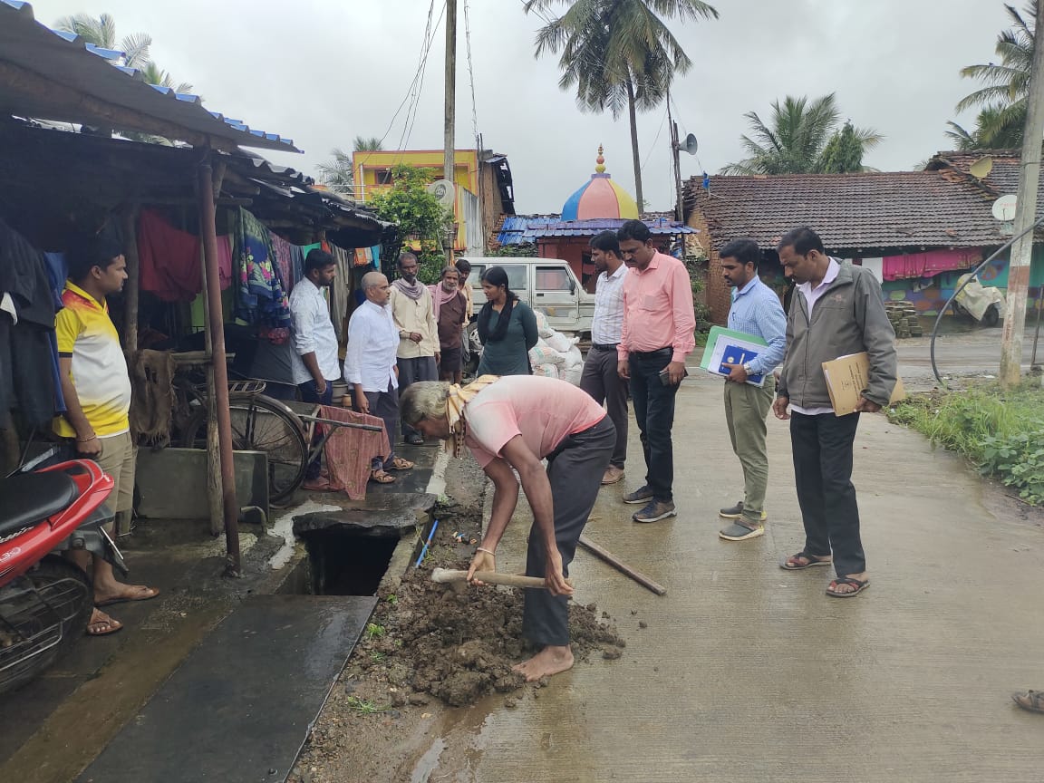 EngineerRdwsd's tweet photo. ಮಾನ್ಯ ಮುಖ್ಯ ಕಾರ್ಯನಿರ್ವಾಹಕ ಅಧಿಕಾರಿಗಳು ಜಿ.ಪಂ. ಉತ್ತರ ಕನ್ನಡ ರವರು ಹಳಿಯಾಳ ತಾಲೂಕಾ ಮೂರ್ಖವಾಡ  ಗ್ರಾಮ ಪಂಚಾಯತ್ ನ  ಮುಗದಕೊಪ್ಪ ಮತ್ತು ತತ್ವಣಗಿ  ಪಂಚಾಯತ ನ  ಅಮ್ಮನಕೊಪ್ಪ ಗ್ರಾಮದ JJM ಕಾಮಗಾರಿಯನ್ನು ಪರಿಶೀಲಿಸಿದರು.
#RDWSD #JJM #WorkVisit
@DirectorRDWSD @ZPUttaraKannada @lkatheeq
@PriyangaMadhan @jaljeevan https://t.co/Mq5l89nDUR