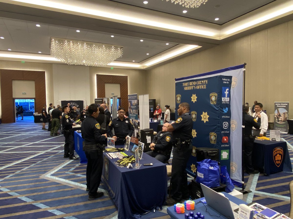 KilleenPD's tweet photo. I want to thank the National Asian Peace Officers Association (NAPOA) for inviting me to their Job Career Fair in Houston, TX. It’s great to go to work and meet people who are interested in joining the profession. #joinkilleenpd #killeenpdrecruiting https://t.co/UHGlG7mgsY