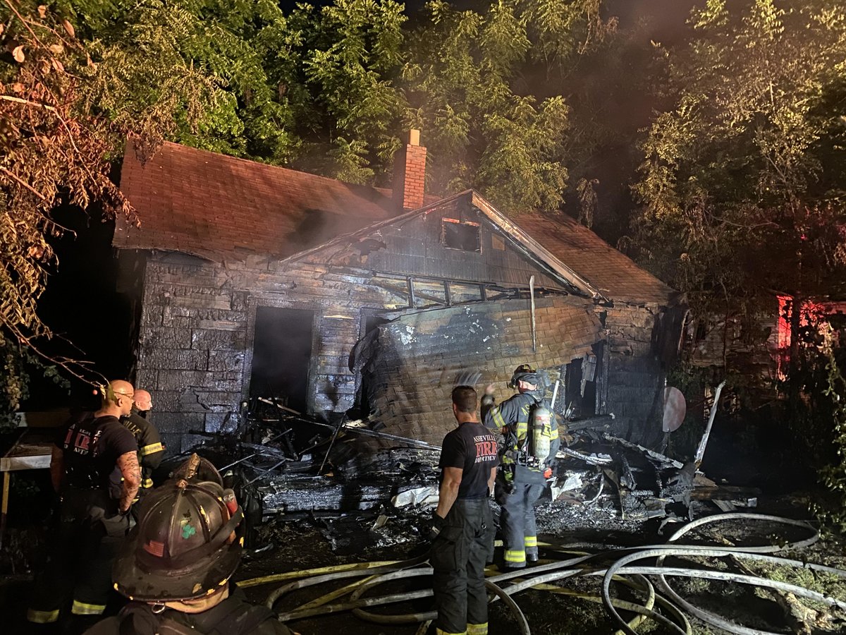 AshevilleFD's tweet image. Off-duty AFD Capt Pigman was first on the scene of a fire on Fairfax last night when she rushed to assist a resident to safety, saving his life. 2 patients were transported to the hospital. AFD is proud of all our FFs &amp;amp; their commitment to serving our community! #avlnews #NCFire