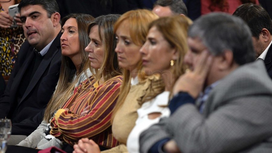 DiarioFemenino1's tweet photo. La violencia de género en la política: "Disciplinar y negar el acceso igualitario"
#ViolenciaDeGénero #ViolenciaPolítica #ViolenciaInstitucional #AbusoDePoder #AccesoIgualitario #RedesDigitales #Disciplinamiento #DiarioDigitalFemenino
https://t.co/6yDbFaE85J https://t.co/LSwmSYunIQ