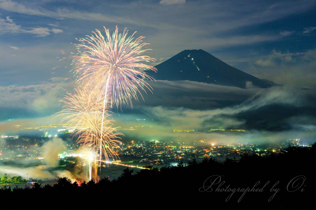 8月8日、本日の「忍野八海祭り」。 雲海と煙が入り乱れる幻想的光景❣