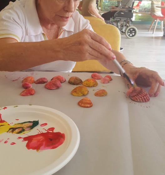 latardorOlot's tweet photo. 🎨 Continuem treballant ...
Tothom hi posa el seu granet de sorra ... i de pintura !
#Olot #Garrotxa #residencia #gentgran #noumodel #creatius https://t.co/gySAFSppFu