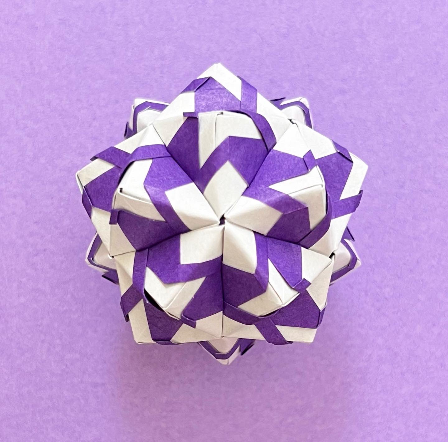 わたこ 楽しい折り紙 Fun Origami 桔梗 By 海進さん 飽きもせず またまた作ってしまいました 3個目です W ゞ 5cm角の折り紙の方が折りやすく 組みやすく感じました 桔梗色の紫で 7 5cm角の作品とともに くす玉 Kusudama 桔梗 海進