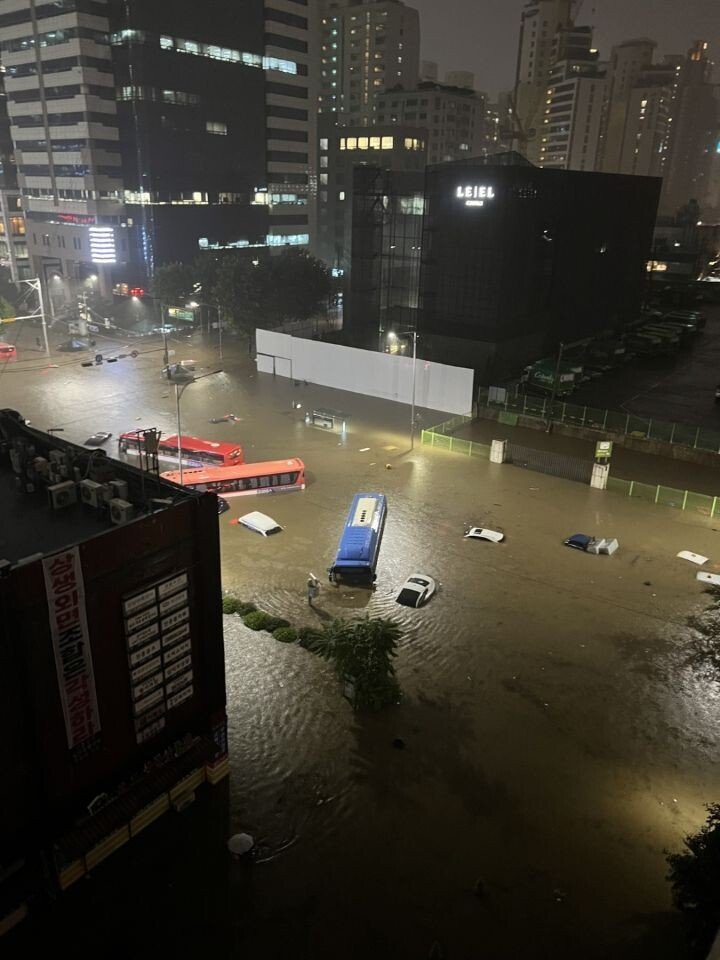 aQuoteAday's tweet photo. Seoul flooded https://t.co/soYZbRsAjl