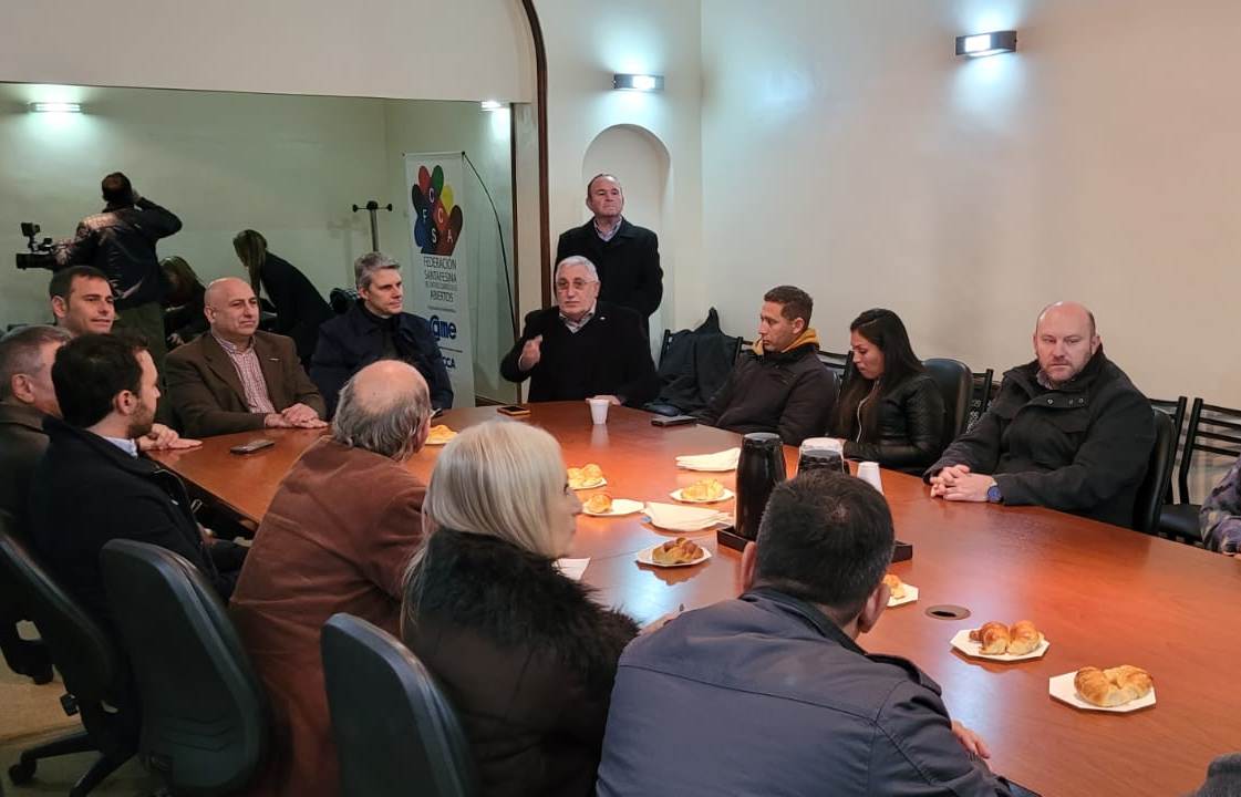 fececosf's tweet photo. Presentación en Rosario de la "Expo Viví Santa Fe" en @aer , junto a @GrandinettiOK y @JMAviano
@edupirutaborda @leandroaglieri
#Fececo #SantaFe #Comercio #Pymes #Turismo #Empresas https://t.co/51fqQWvJGB