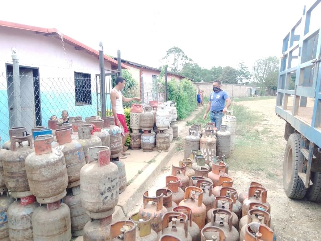 DiGasGuarico's tweet photo. #SabiasQué || A través de las políticas de servicios del 1x10 del buen gobierno, el @Gob_Guarico, en un trabajo conjunto con @gas_comunal
y los líderes del #clap, en 21 comunidades de la parroquia #ValleDeLaPascua se atendieron con la recarga de gas doméstico a 5.930 familias. https://t.co/e3I5WmDz2L