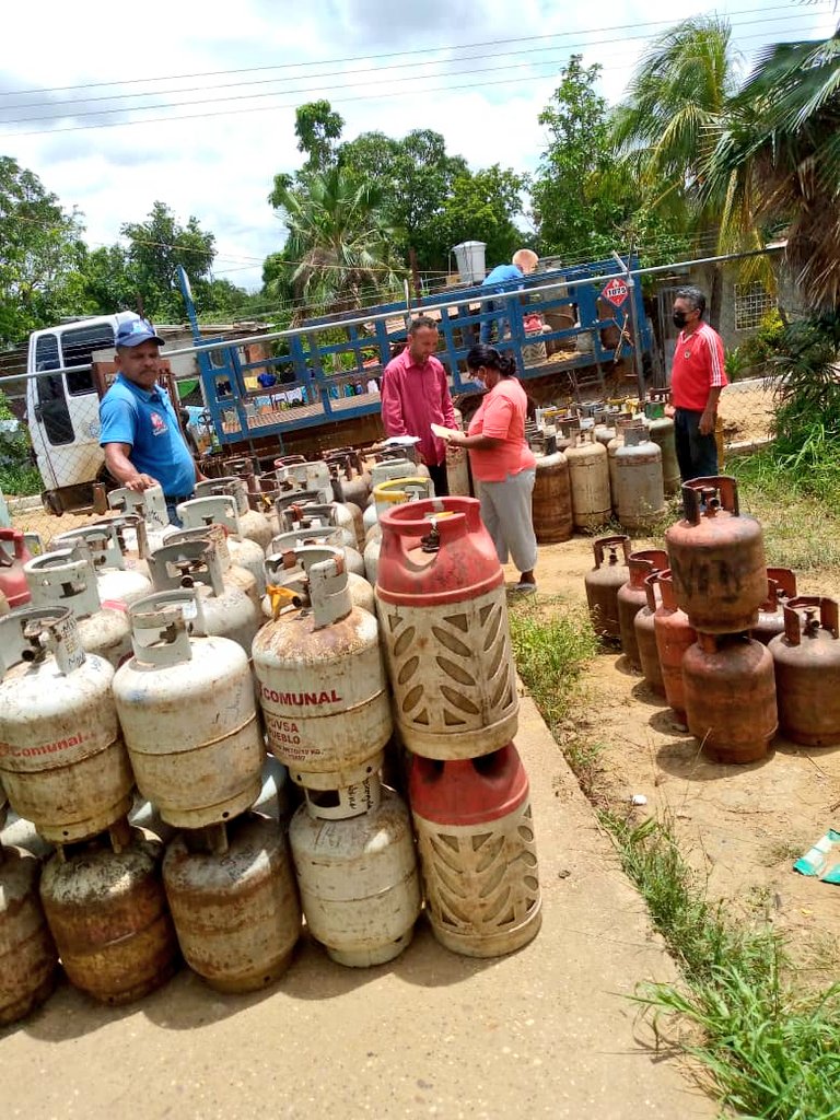 DiGasGuarico's tweet photo. #SabiasQué || A través de las políticas de servicios del 1x10 del buen gobierno, el @Gob_Guarico, en un trabajo conjunto con @gas_comunal
y los líderes del #clap, en 21 comunidades de la parroquia #ValleDeLaPascua se atendieron con la recarga de gas doméstico a 5.930 familias. https://t.co/e3I5WmDz2L