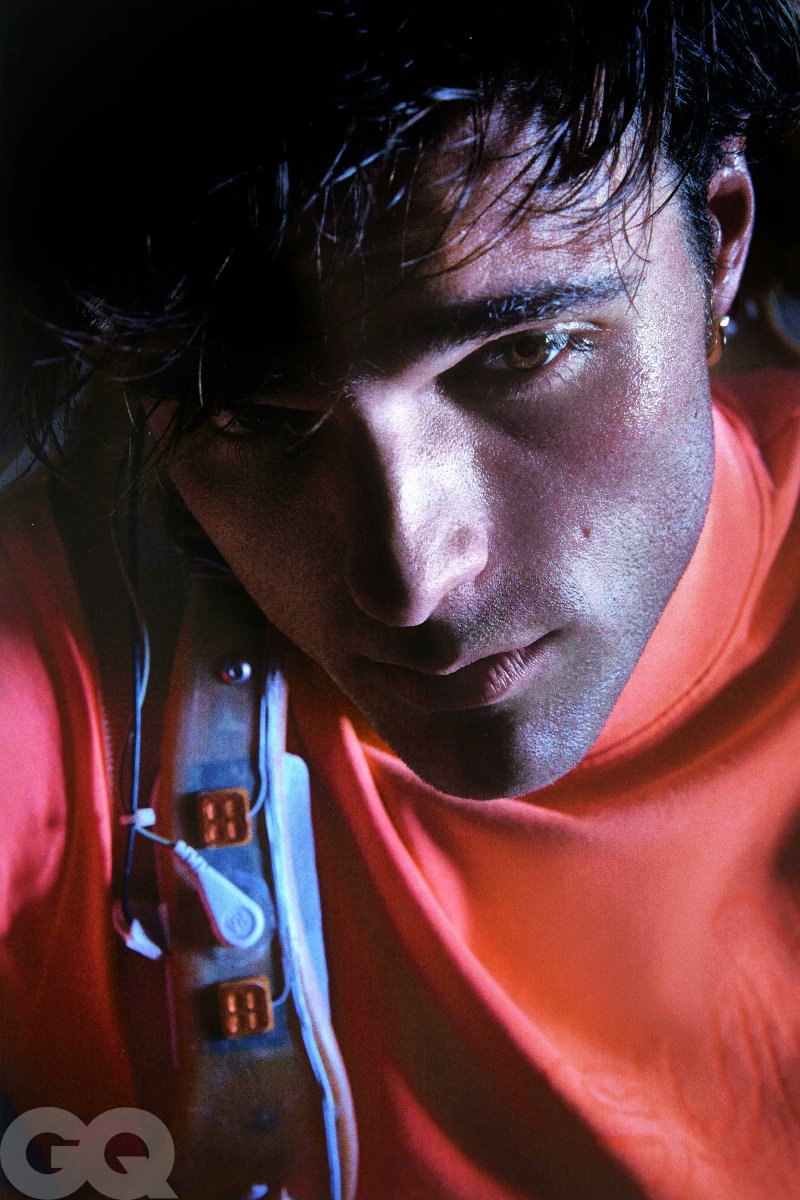 "Mi padre es el tipo de hombre que me gustaría ser. John Elordi es un pintor de casas de profesión y pasó 13 años construyendo el hogar de Brisbane en el que crecí, inculcándome la ética del trabajo y la resiliencia. El se alegra por mi, aunque no entienda del todo mi nueva vida"