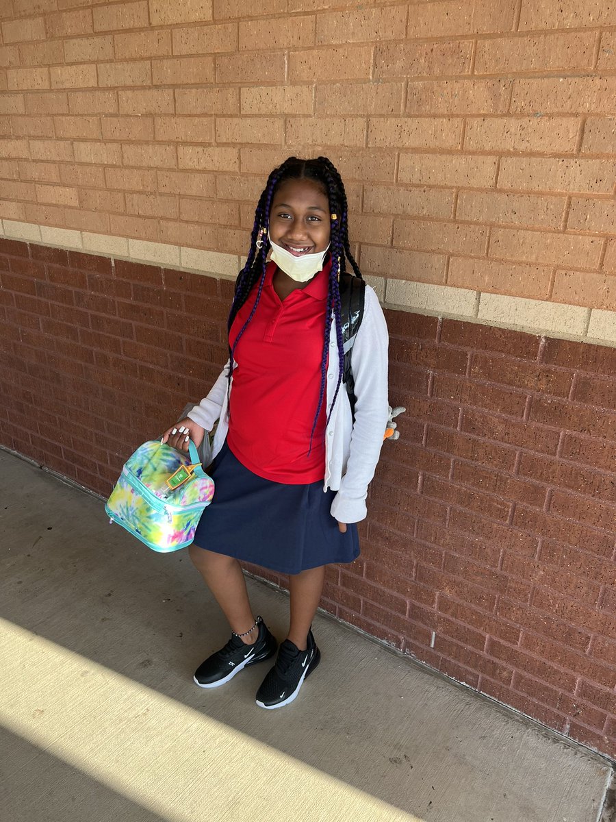 JustKalaC's tweet photo. Helloooo 5th Grade! 🫶🏾 I’m not crying 🥺…. Lord, put your shield 🛡 of protection around her and her school in Jesus name! #PearsonPride🔴⚫️⚪️ #thegisdeffect #firstdayofschool https://t.co/wL6khkZfNh