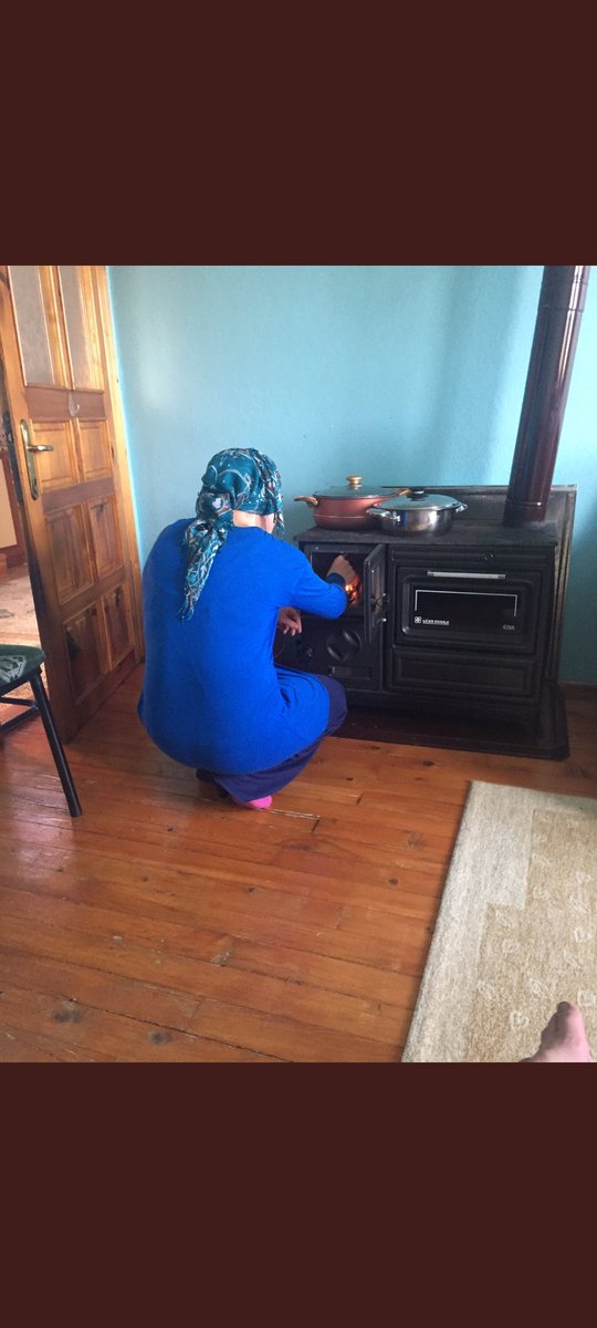 Köydeyiz. Eşim yemek yapıyor yarım saat önce kaynanamı siktim haberi yok.