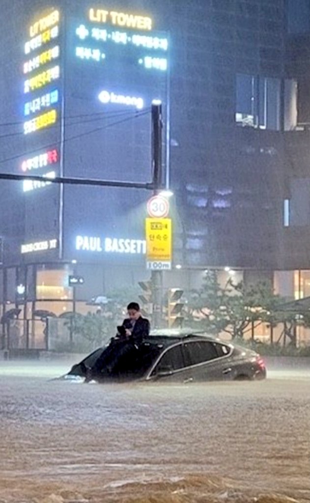 samkimreports's tweet photo. The swag of a salaryman in Gangnam on a day of record rainfalls https://t.co/6aZkZz1rjw