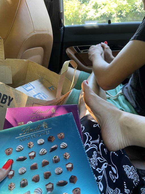 Wie in guten alten Zeiten!💕  #autosession #f&uuml;&szlig;e #fu&szlig;massage #massage #tribut #lindt #pralinen #spass<a href="/tag/autosession"class="tags">#autosession</a><a href="/tag/f%C3%BC%C3%9Fe"class="tags">#f&uuml;&szlig;e</a><a href="/tag/massage"class="tags"><span>#massage</span></a><a href="/tag/spass"class="tags"><span>#spass</span></a><a href="/tag/sklave"class="tags"><span>#sklave</span></a><a href="/tag/lindt"class="tags"><span>#lindt</span></a><a href="/tag/pralinen"class="tags"><span>#pralinen</span></a><a href="/tag/tribut"class="tags"><span>#tribut</span></a>