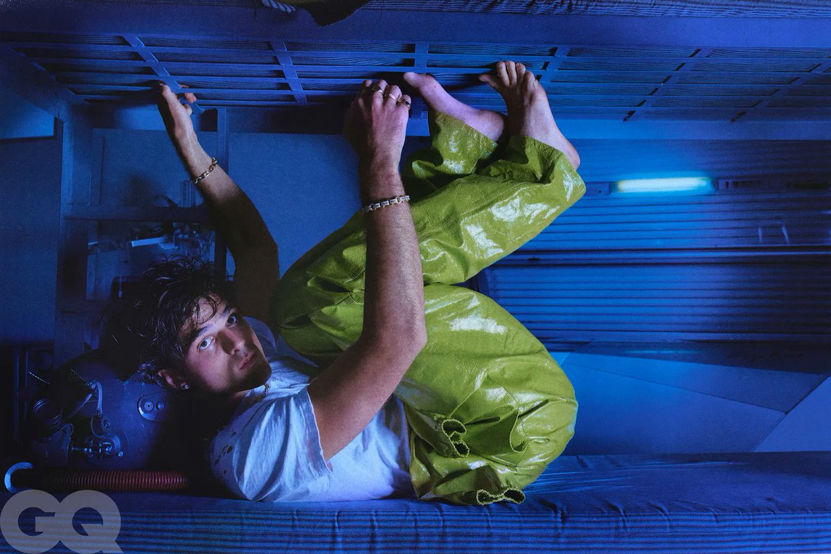 "Cuando me dijeron que era gay, me incliné por el maquillaje. Llevaba brillantina en el rostro y el cabello con mechones rosas. Empecé a dar la bienvenida a ese tipo de personajes. Empecé a acoger la feminidad y a hablar con las manos. Empecé a interpretar de verdad a un actor"