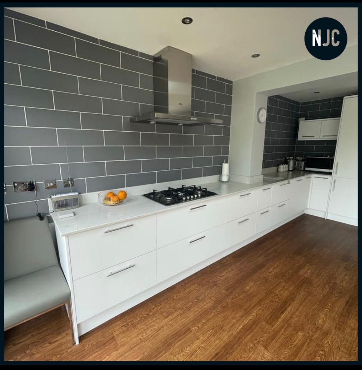 BNJConstruction's tweet photo. Check out this newly fitted kitchen space 👀 
.
.

#federationofmasterbuilders #kitchen #newkitchen #extensions #development #newhomespace #takealook #refurbished #kitchenrenovation https://t.co/QEtJHnzf6a