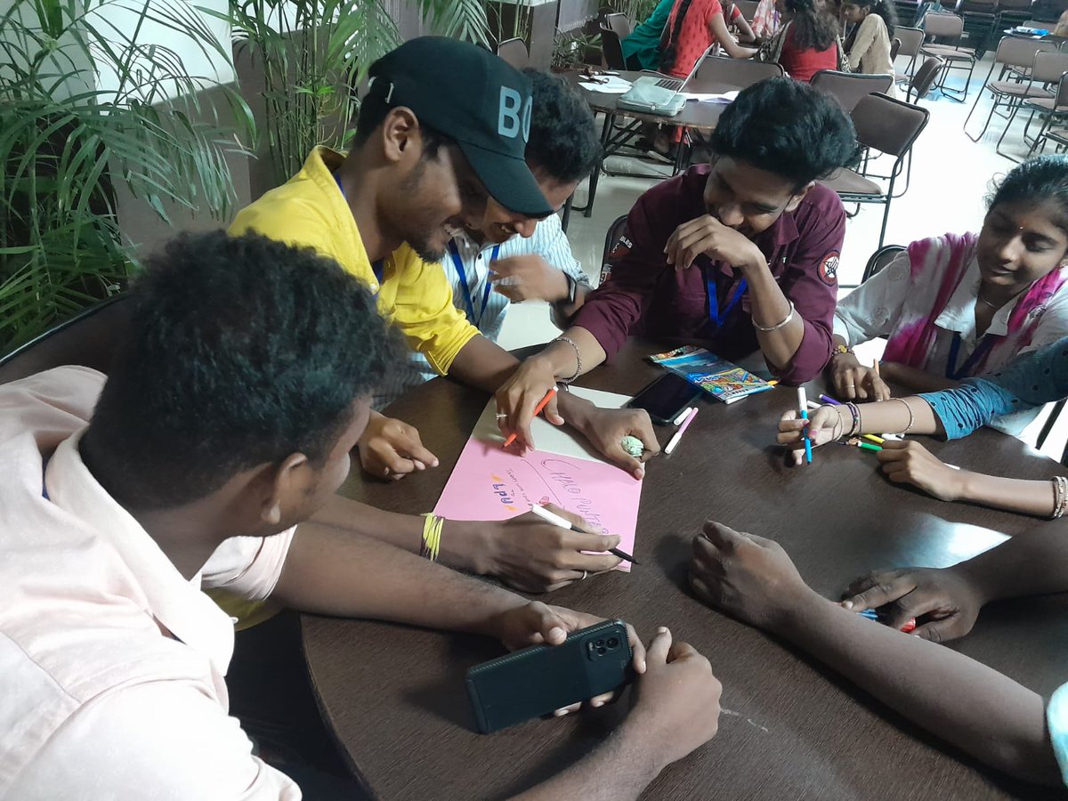 EdCIL_India's tweet photo. #AKAM_EBSBStudentTour  Students of #AndhraPradesh taking participation in Scrapbook activity at lovely professional university #Punjab under #StudentsExchangeProgramme  #AKAM #EkBharatShreshthaBharat #AzadiKaAmritMahotsav
#EduMinOfIndia #EBSB_Edumin
#EdCIL_Ltd https://t.co/dv3EEdEbj2