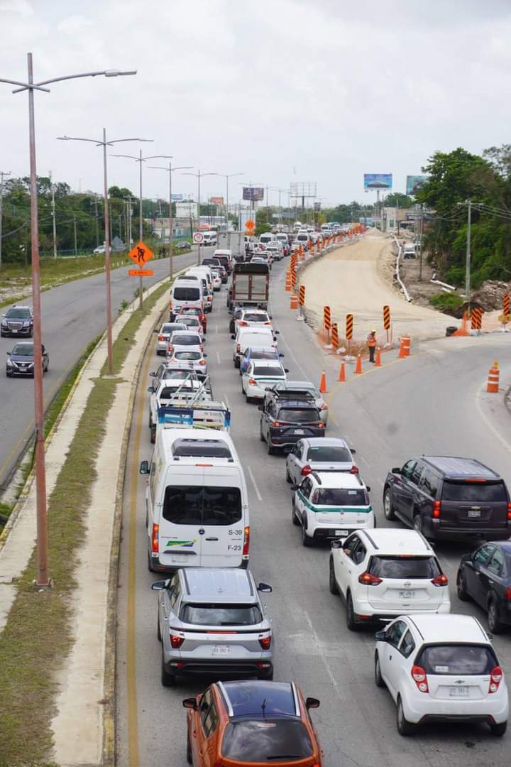 Noticaribe's tweet photo. PIDEN ‘SACRIFICIOS’ PARA AGUANTAR TRÁFICO POR OBRAS HASTA OCTUBRE DE 2023: Reitera SICT recomendaciones a automovilistas para hacer uso de vías alternas tras la primera semana caótica en las inmediaciones del aeropuerto de Cancún https://t.co/TZ8GVe9XaD https://t.co/GlbqVLjziU